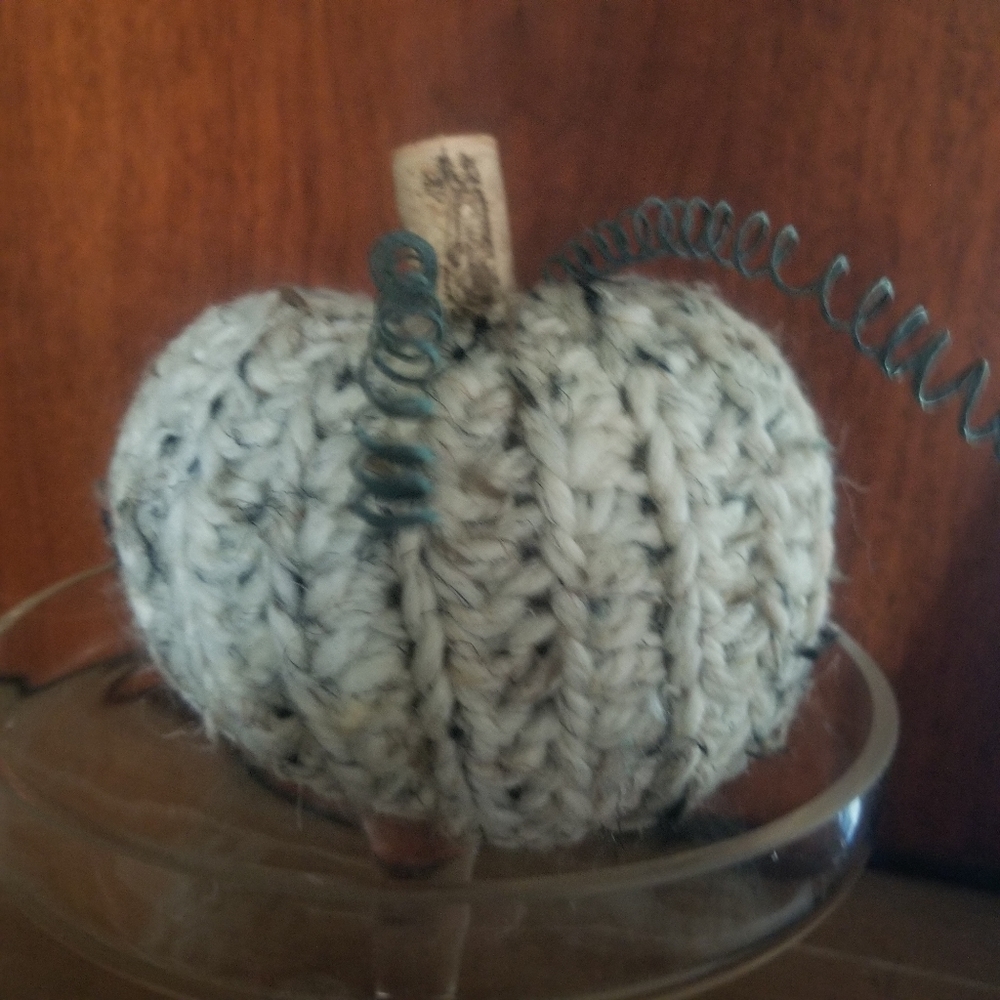 Small crocheted pumpkin - Picture 2 of 4